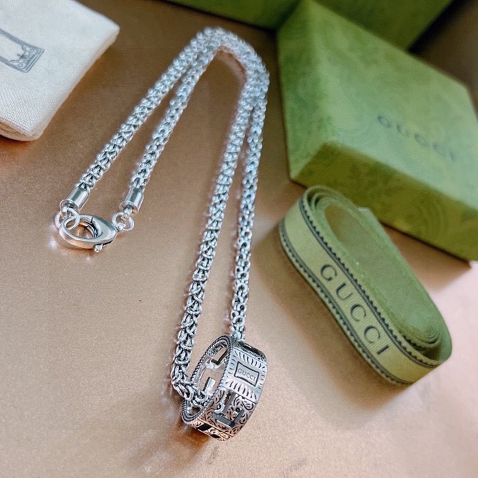 G*u*i necklaces